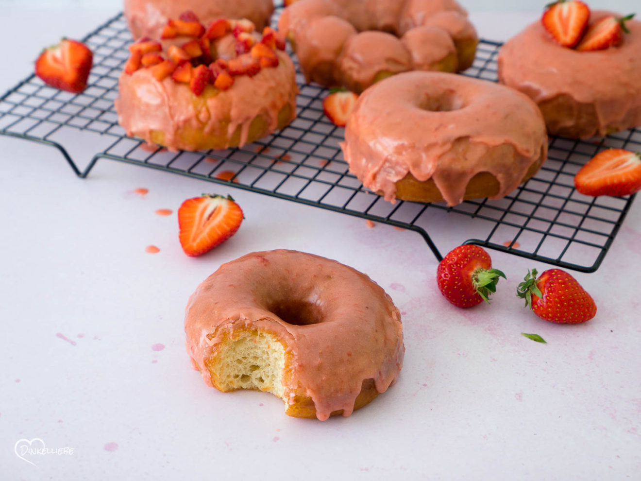 Doughnuts mit Erdbeerglasur - Dinkelliebe