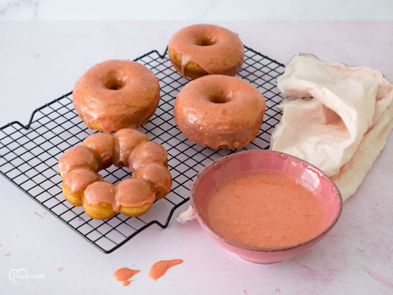 Doughnuts mit Erdbeerglasur - Dinkelliebe
