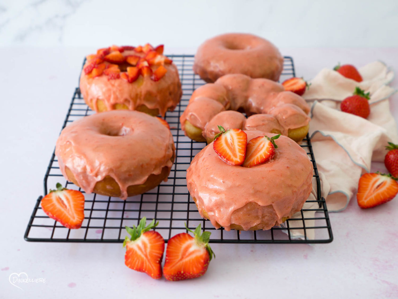 Doughnuts mit Erdbeerglasur - Dinkelliebe