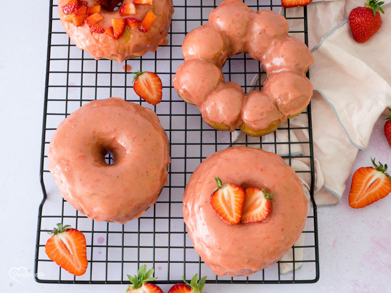 Doughnuts mit Erdbeerglasur - Dinkelliebe