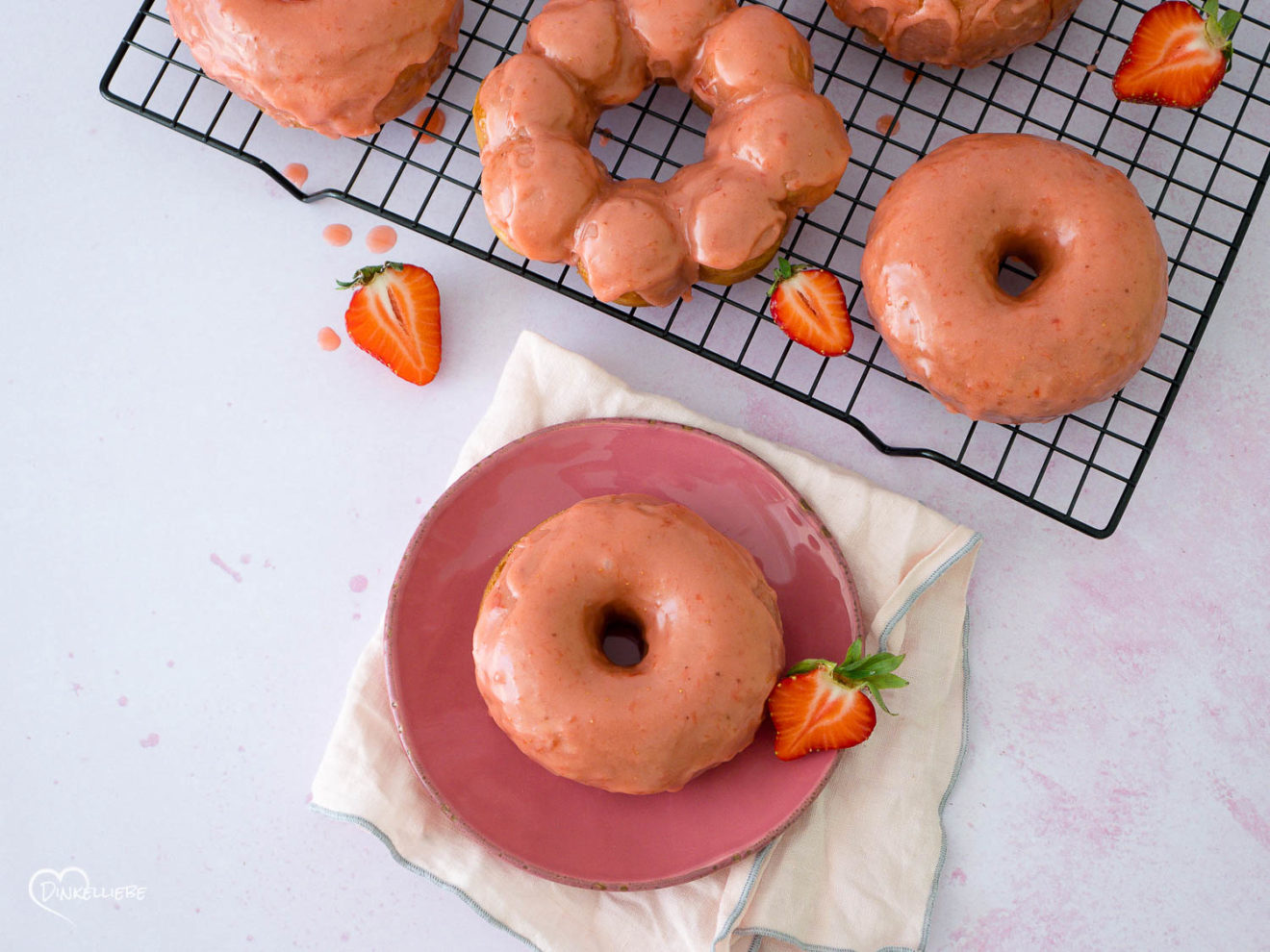 Doughnuts mit Erdbeerglasur - Dinkelliebe