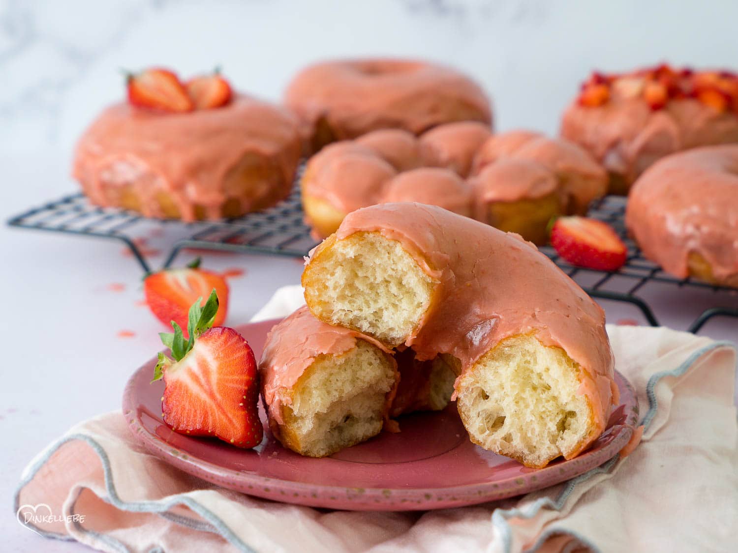 Doughnuts mit Erdbeerglasur - Dinkelliebe