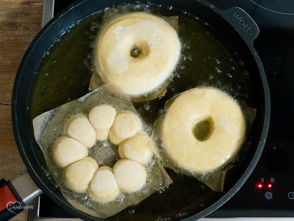 Doughnuts mit Erdbeerglasur Teigbearbeitung