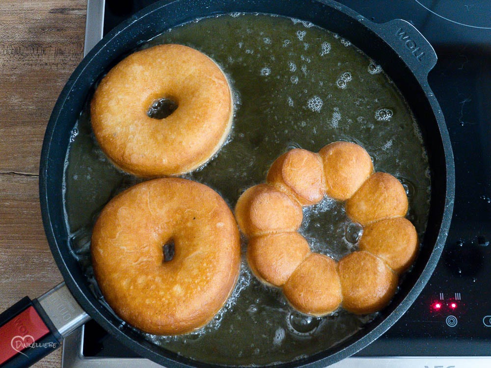 Doughnuts mit Erdbeerglasur Teigbearbeitung