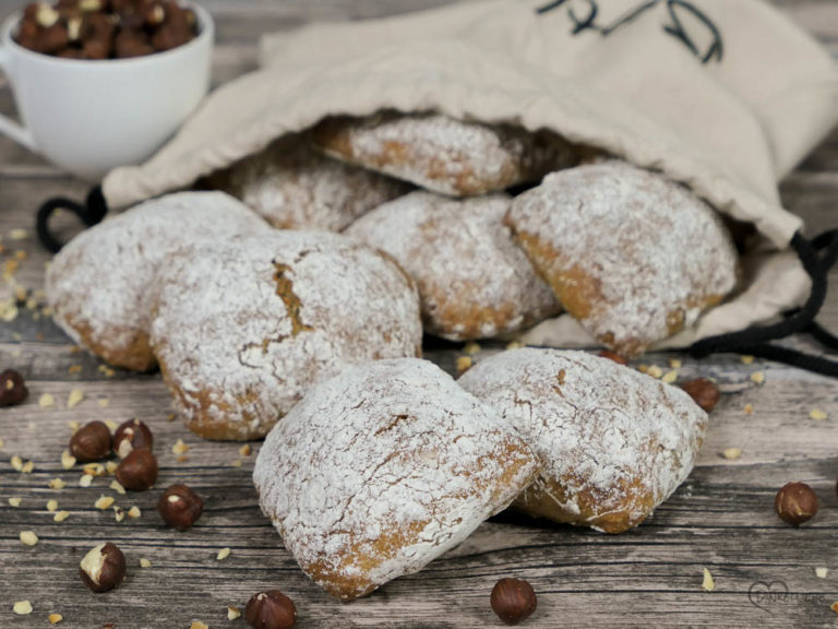 Easy Peasy Dinkel Haselnussbrötchen