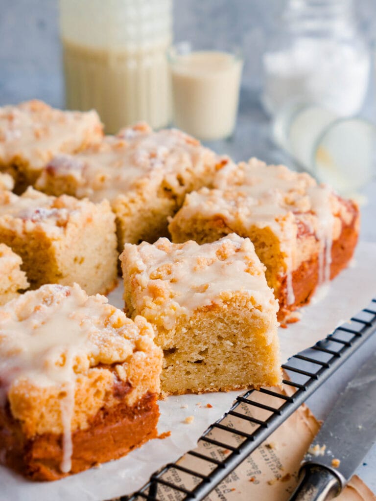 Weltbester, veganer Eierlikör- Streuselkuchen mit Eierlikörguss, schnell gemacht mit oder ohne Thermomix - Omas Eierlikörkuchen Rezept neu interpretiert