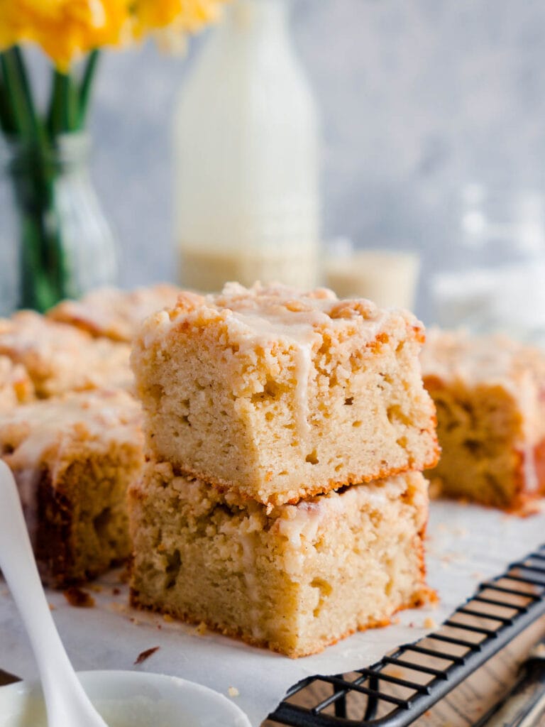 Weltbester, veganer Eierlikörkuchen mit Streuseln und Eierlikörguss, schnell gemacht mit oder ohne Thermomix - Omas Eierlikörkuchen Rezept neu interpretiert