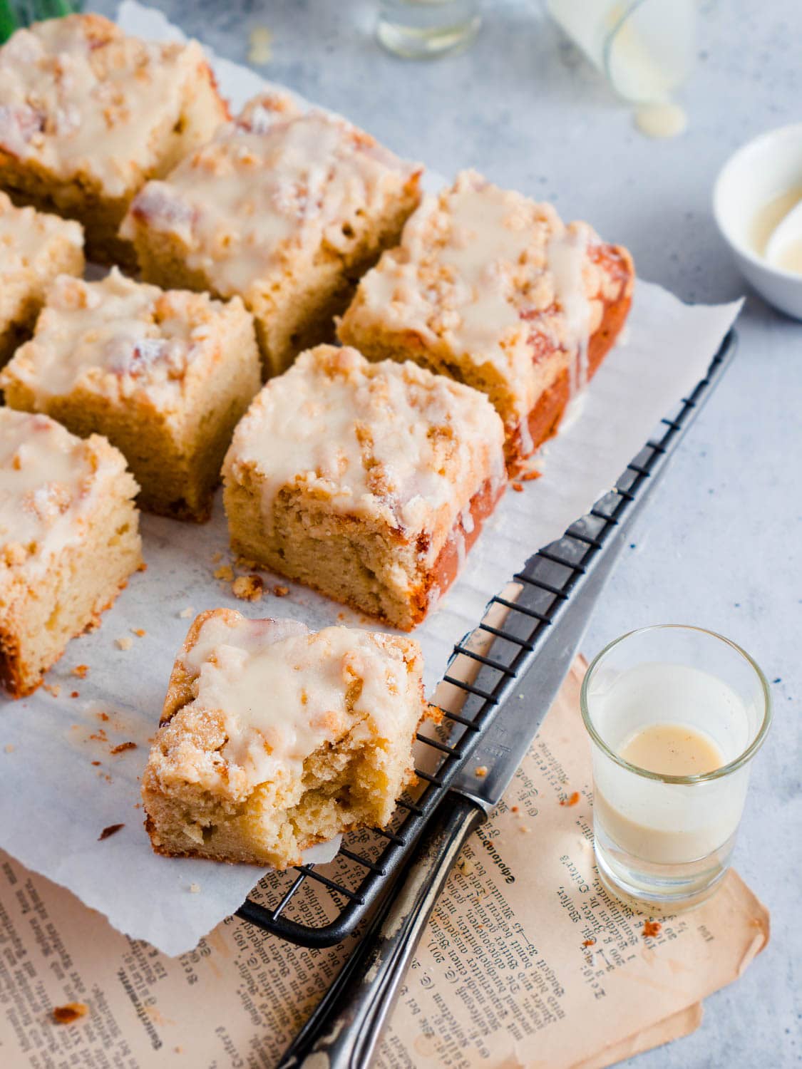 Weltbester, veganer Eierlikörkuchen mit Streuseln und Eierlikörguss - Omas Eierlikörkuchen Rezept neu interpretiert