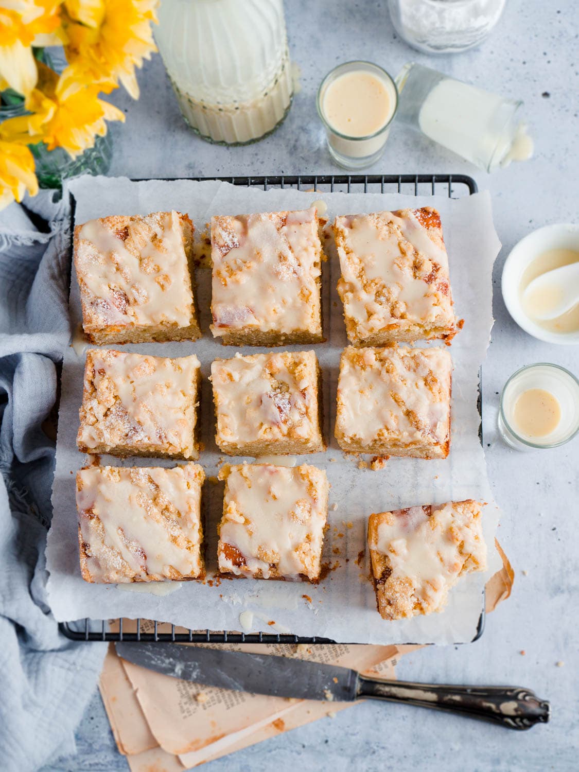Weltbester, veganer Eierlikör- Streuselkuchen mit Eierlikörguss, schnell gemacht mit oder ohne Thermomix - Omas Eierlikörkuchen Rezept neu interpretiert