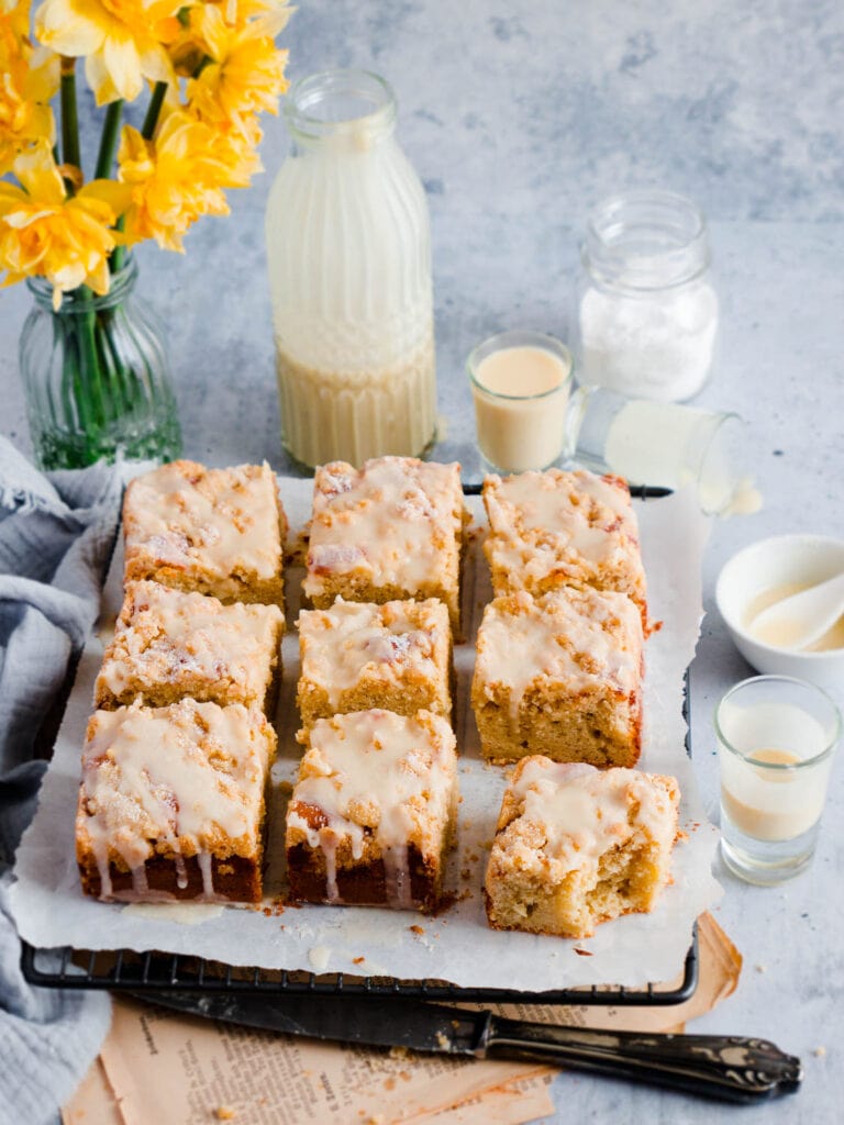 Eierlikörkuchen mit Streuseln und Eierlikörguss