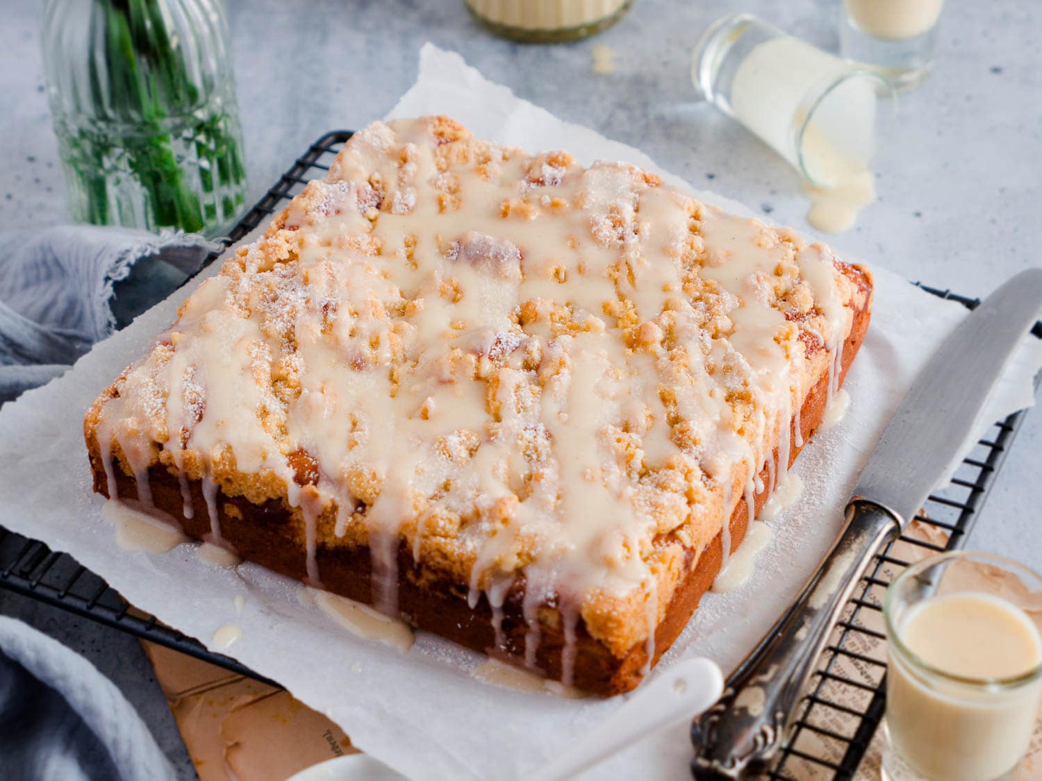 Weltbester, veganer Eierlikörkuchen mit Streuseln und Eierlikörguss, schnell gemacht mit oder ohne Thermomix - Omas Eierlikörkuchen Rezept neu interpretiert