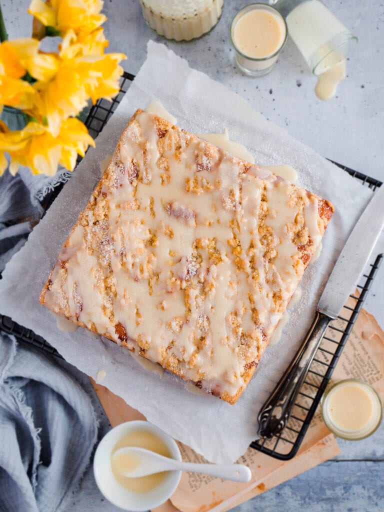 Eierlikörkuchen mit Streuseln und Eierlikörguss