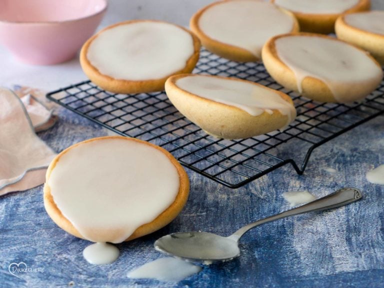 Einfache Dinkel-Amerikaner mit Zuckerguss