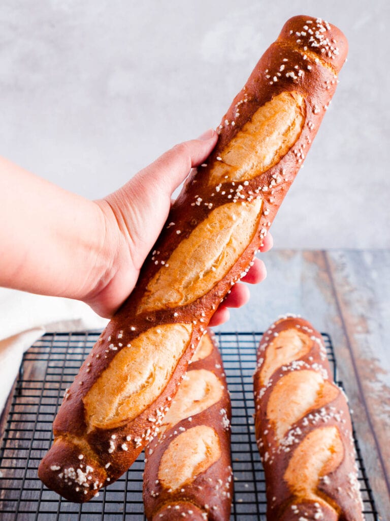 Einfache Laugenbaguettes aus Dinkelmehl selber machen