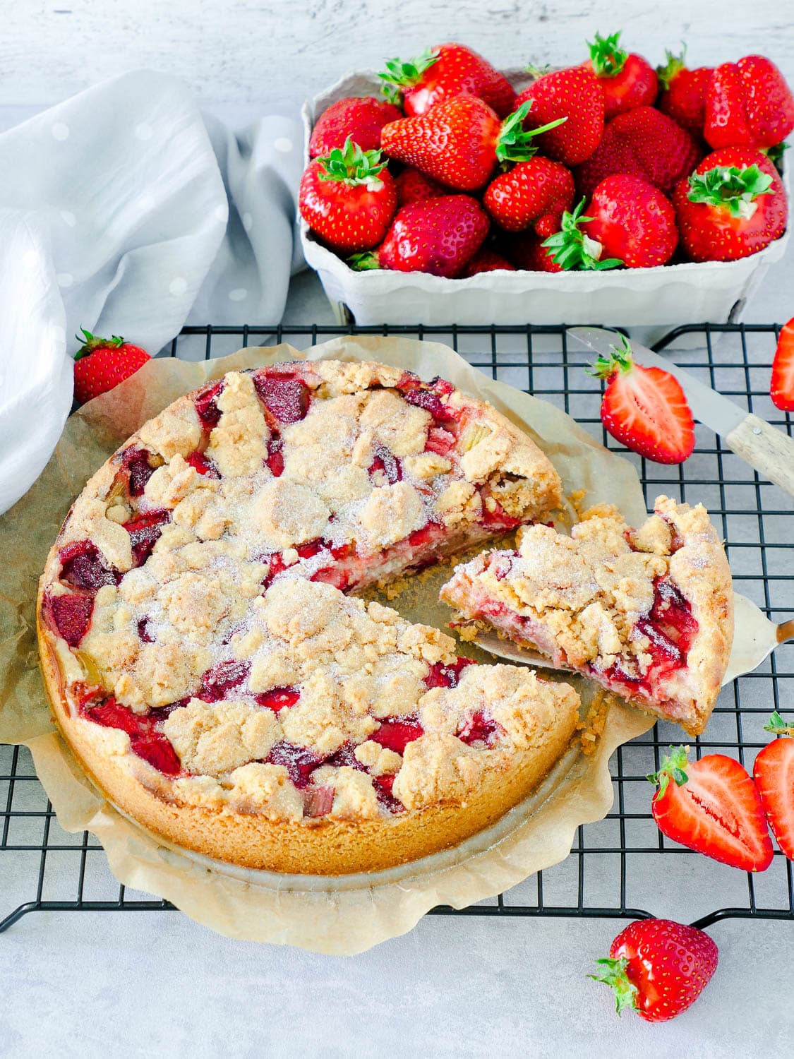 Einfacher veganer Rhabarber-Erdbeer-Streuselkuchen aus Dinkelmehl