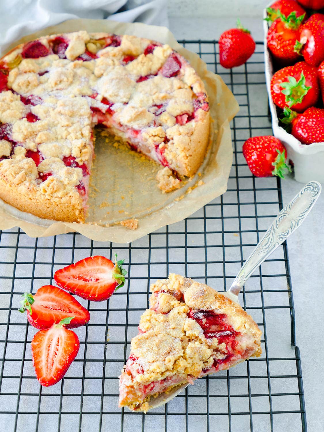 Einfacher, veganer Rhabarber-Erdbeer-Streuselkuchen - Dinkelliebe