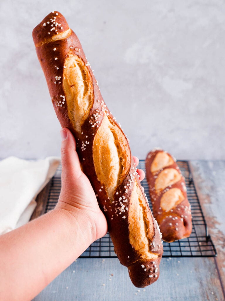 Einfaches Rezept für Dinkel-Laugenbaguettes