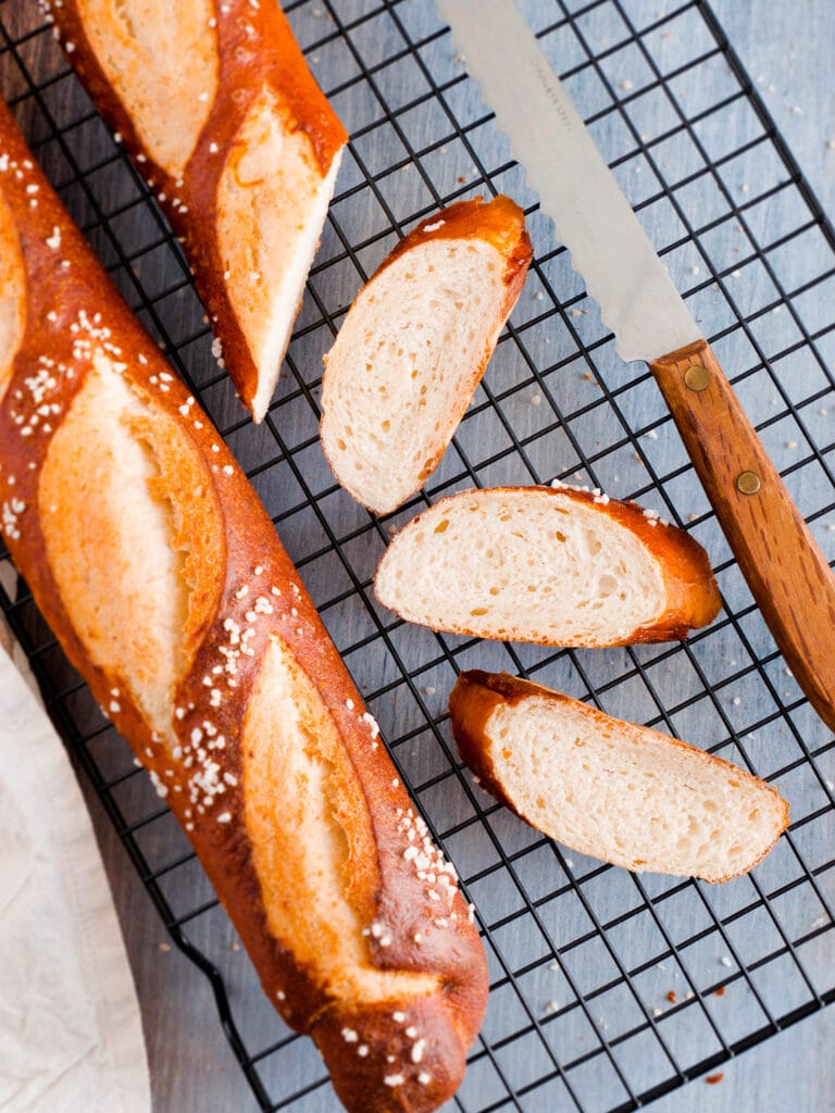 Einfaches Rezept für Laugenbaguettes aus Dinkelmehl