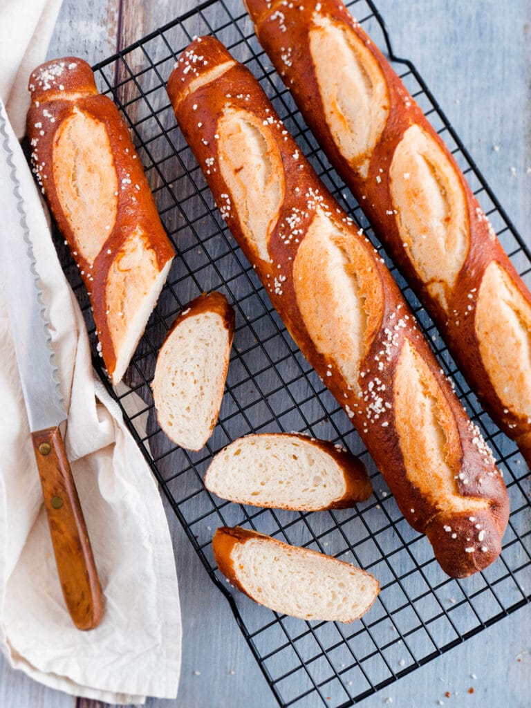 Einfaches Rezept für vegane Dinkel-Laugenbaguettes