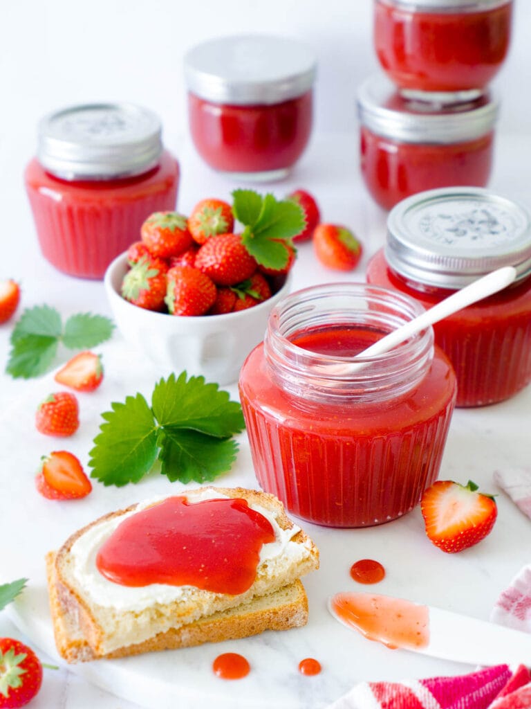 Erdbeer-Samt-Marmelade und Tipps wie sie nicht braun wird