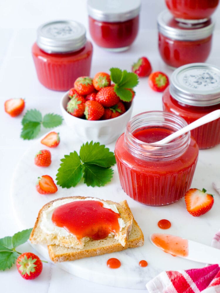 Erdbeer-Samt-Marmelade und die besten Tipps wie sie nicht braun wird ...