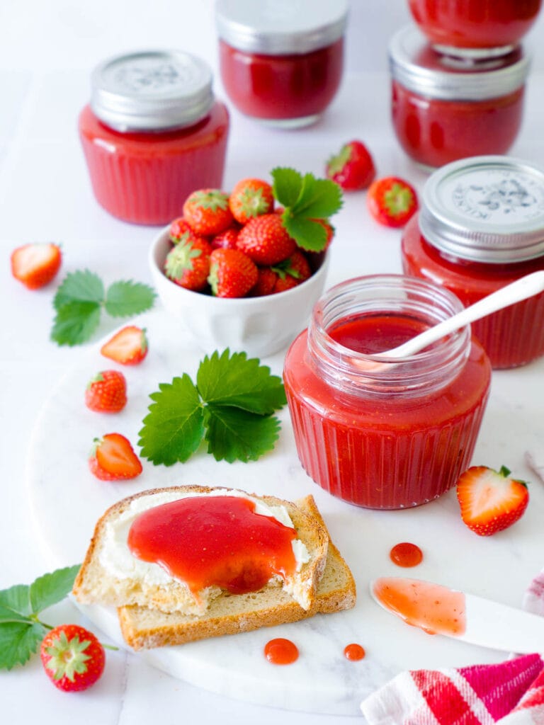 Die allerbeste Erdbeermarmelade selbst kochen und Tipps zum Verfeinern