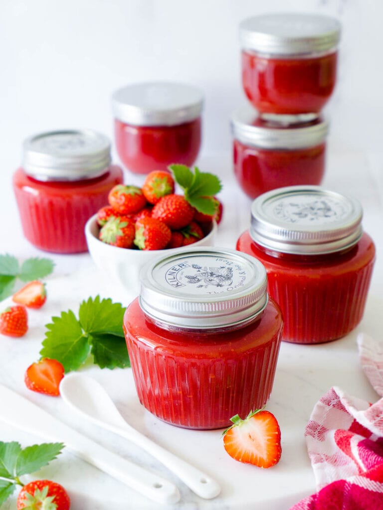 Erdbeer-Samt-Marmelade und Tipps wie sie nicht braun wird