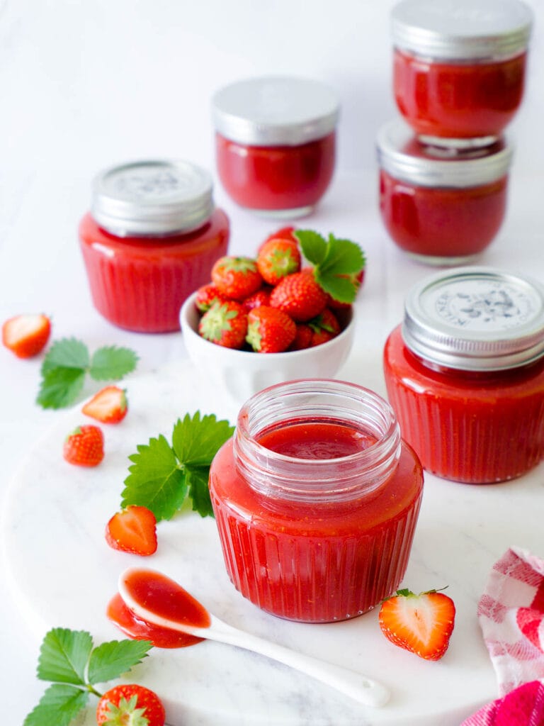 Erdbeer-Samt-Marmelade und die 6 besten Tipps wie Erdbeermarmelade nicht braun wird