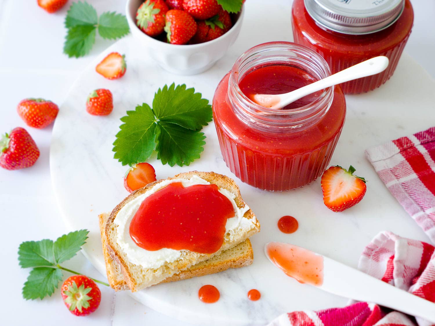 Die allerbeste Erdbeermarmelade aus dem Thermimix und die 6 besten Tipps wie sie nicht braun wird