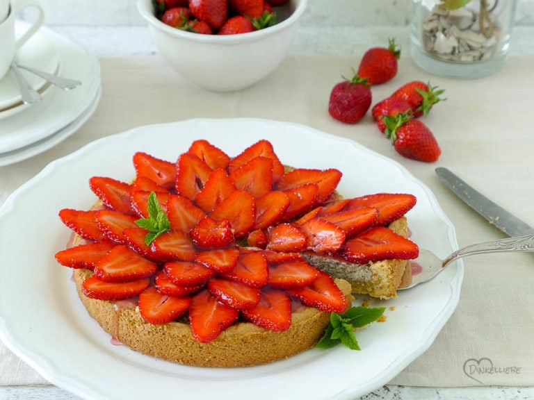 Erdbeertarte mit Mohn-Marzipan-Creme