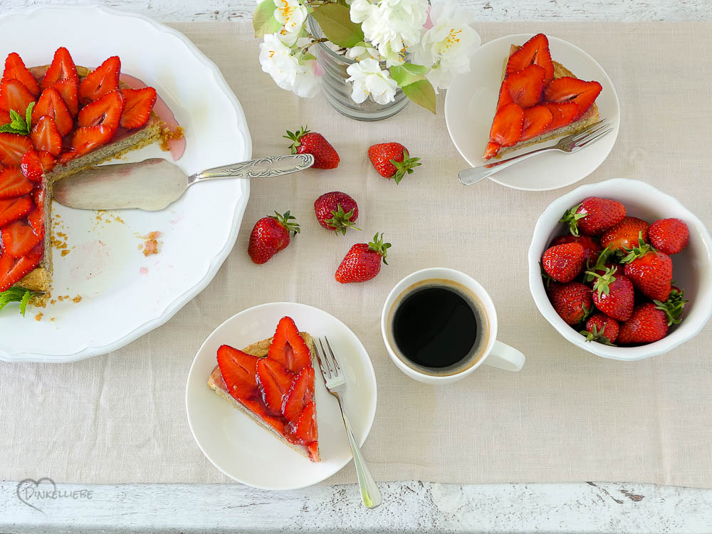 Erdbeertarte mit Mohn-Marzipan-Creme