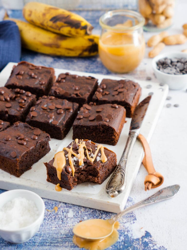 Einfache Erdnussmus-Bananen-Brownies - vegan, gesund & lecker - Dinkelliebe Einfache Erdnussmus-Bananen-Brownies - vegan, gesund & lecker - Dinkelliebe