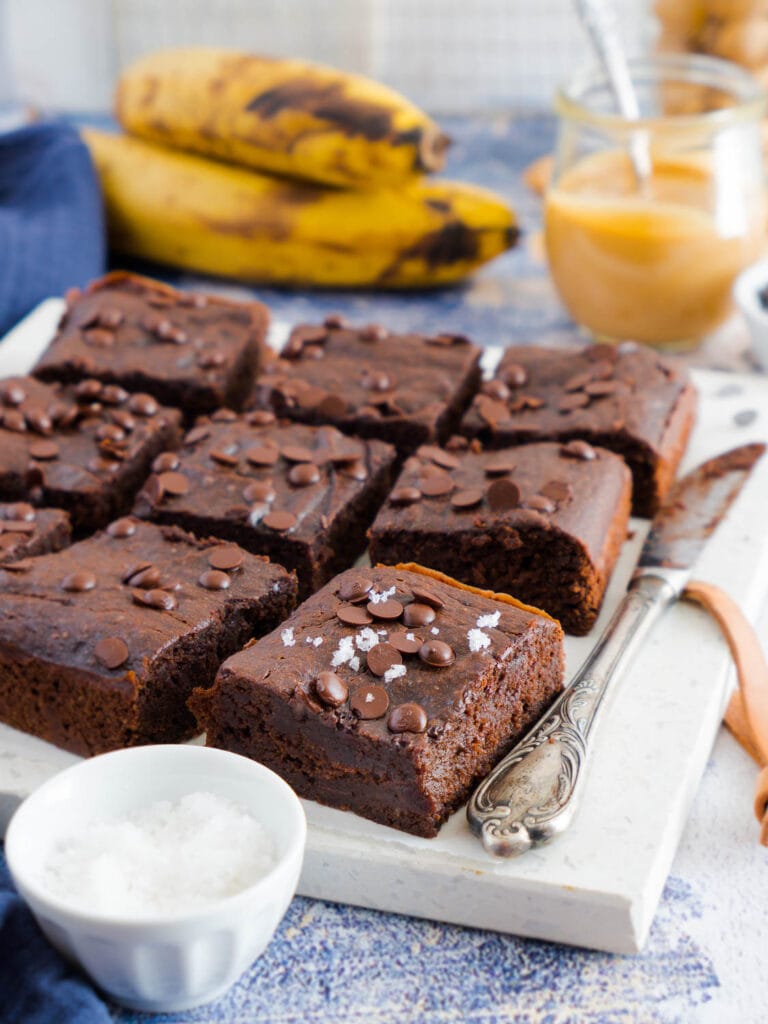 Einfache Erdnussmus-Bananen-Brownies - vegan, gesund & lecker - Dinkelliebe Einfache Erdnussmus-Bananen-Brownies - vegan, gesund & lecker - Dinkelliebe