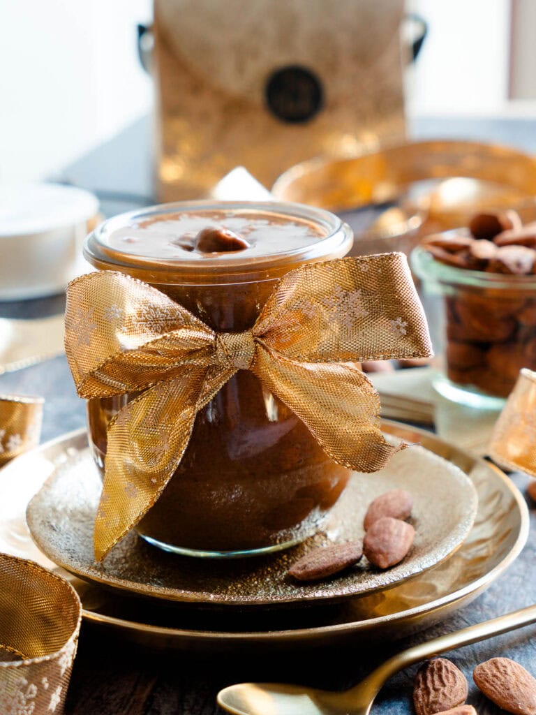 Detailansicht von cremigem Mandelmus mit weihnachtlichen Gewürzen wie Zimt und Vanille.