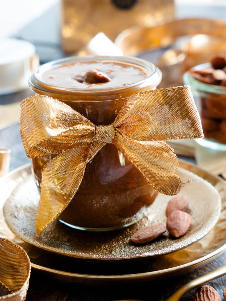 Frisches Gebrannte-Mandel-Mus im Glas, ohne raffinierten Zucker und vegan blitzschnell mit oder ohne Thermomix zubereitet.