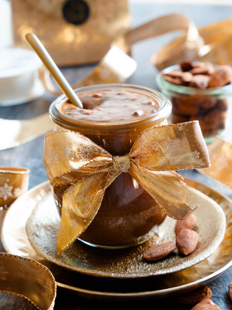 Cremiges Gebrannte-Mandel-Mus im Glas – veganes Rezept ohne raffinierten Zucker.