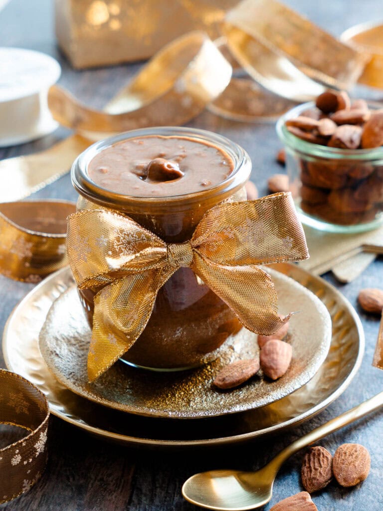 Selbstgemachtes Gebrannte-Mandel-Mus als weihnachtliches Topping oder Brotaufstrich im Glas.