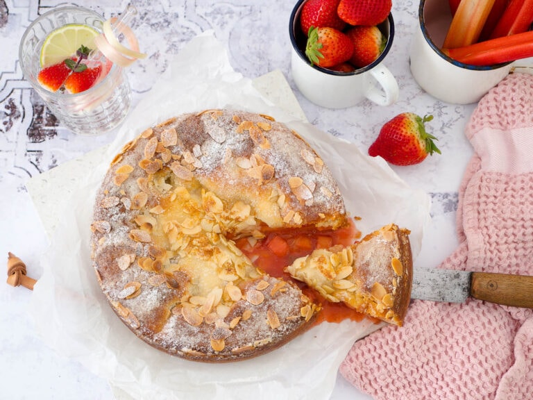 Gefüllter Dinkel-Butterkuchen mit Rhabarber-Erdbeer-Füllung