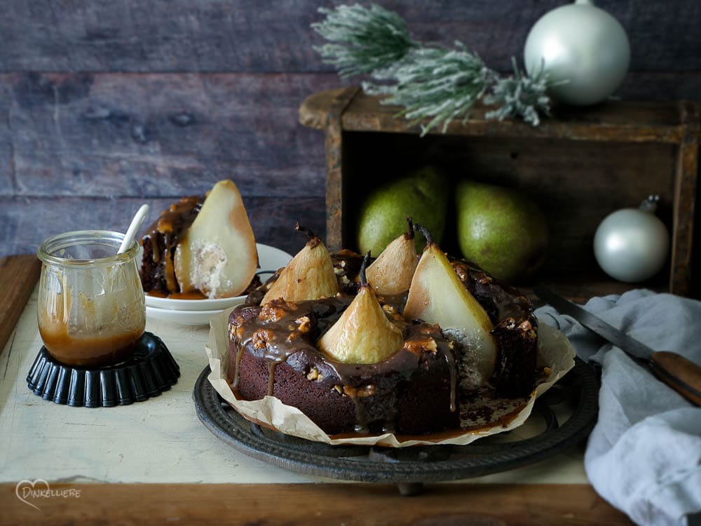 Gewürzkuchen mit Bratbirne und Karamellsauce