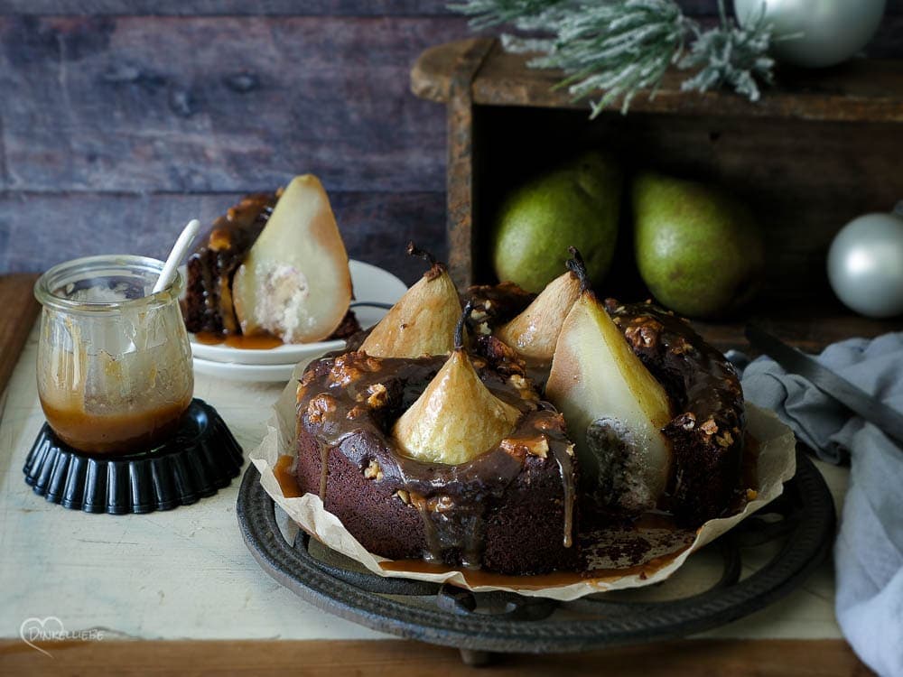 Gewürzkuchen mit Bratbirne und Karamellsauce