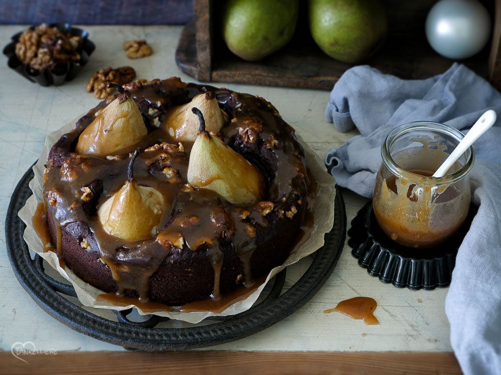 Gewürzkuchen mit Bratbirne und Karamellsauce - Dinkelliebe