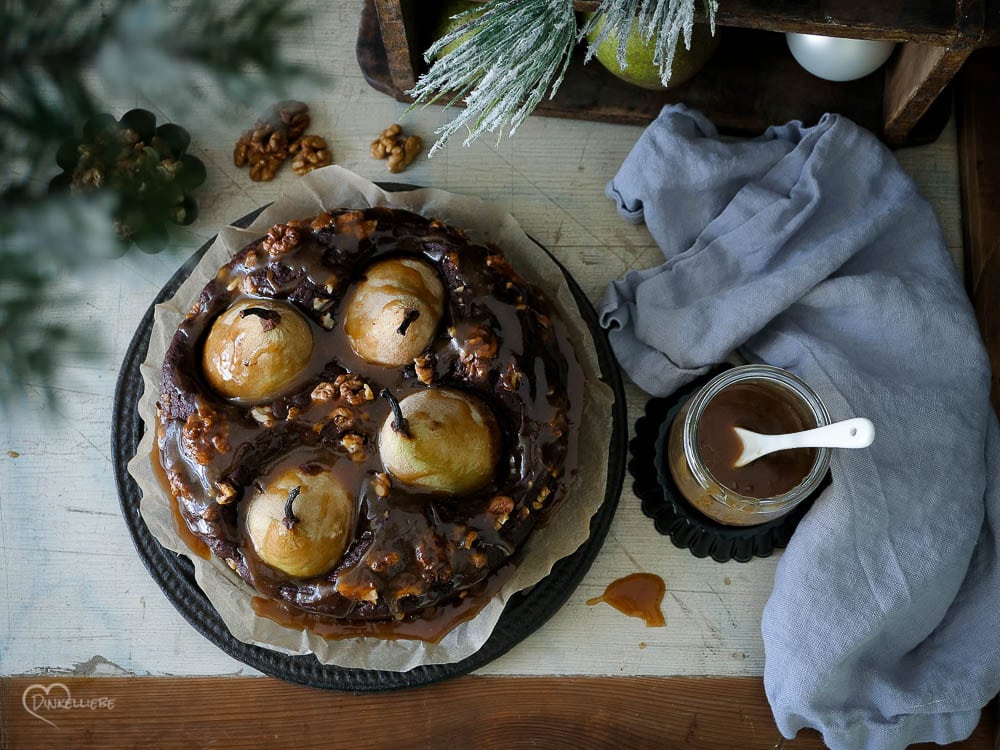 Gewürzkuchen mit Bratbirne und Karamellsauce