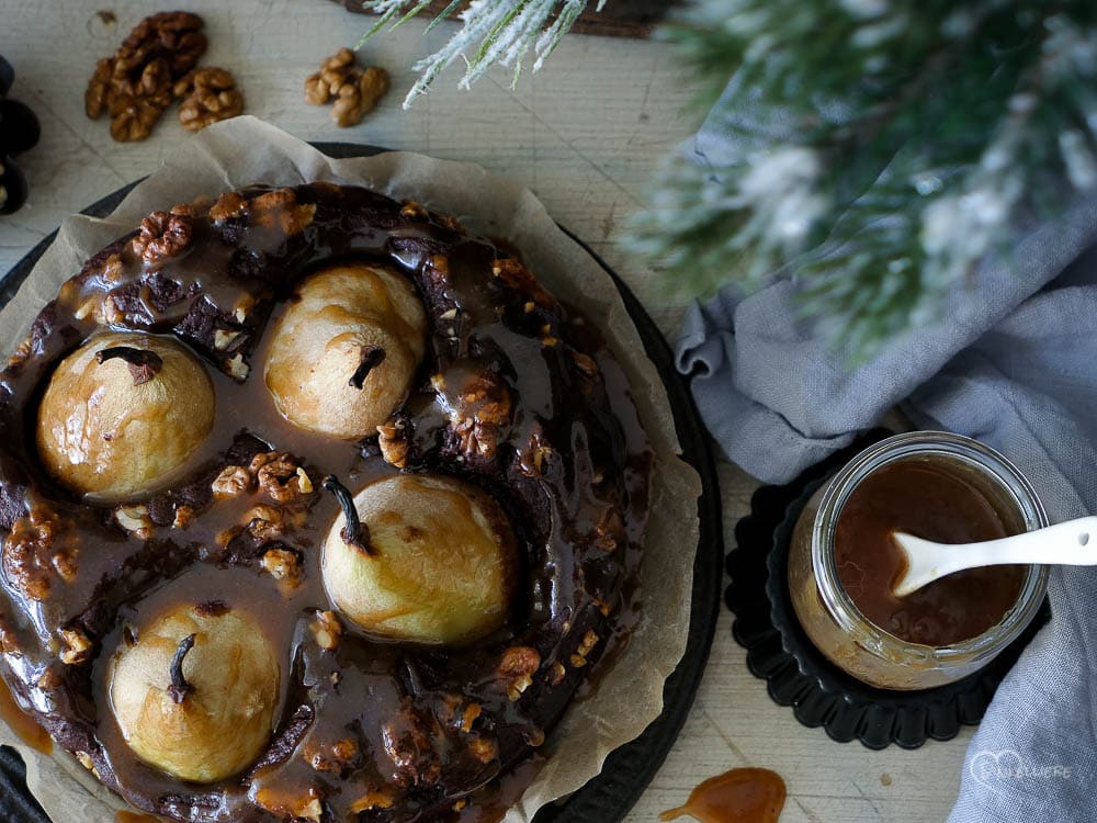 Gewürzkuchen mit Bratbirne und Karamellsauce