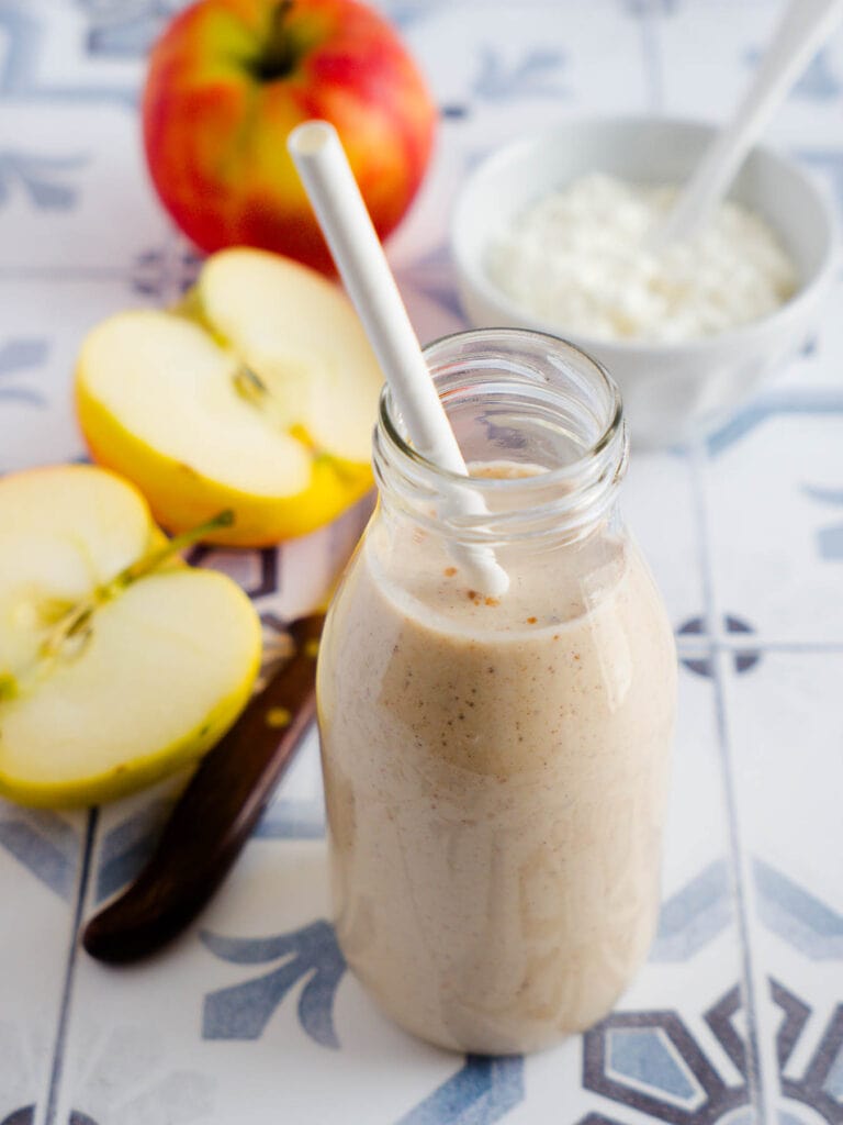 Apfelkuchen-Proteinshake mit Reisprotein und Erbsenprotein