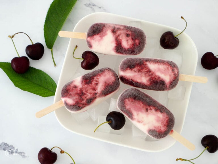 Joghurt Popsicles mit Fruchtswirl