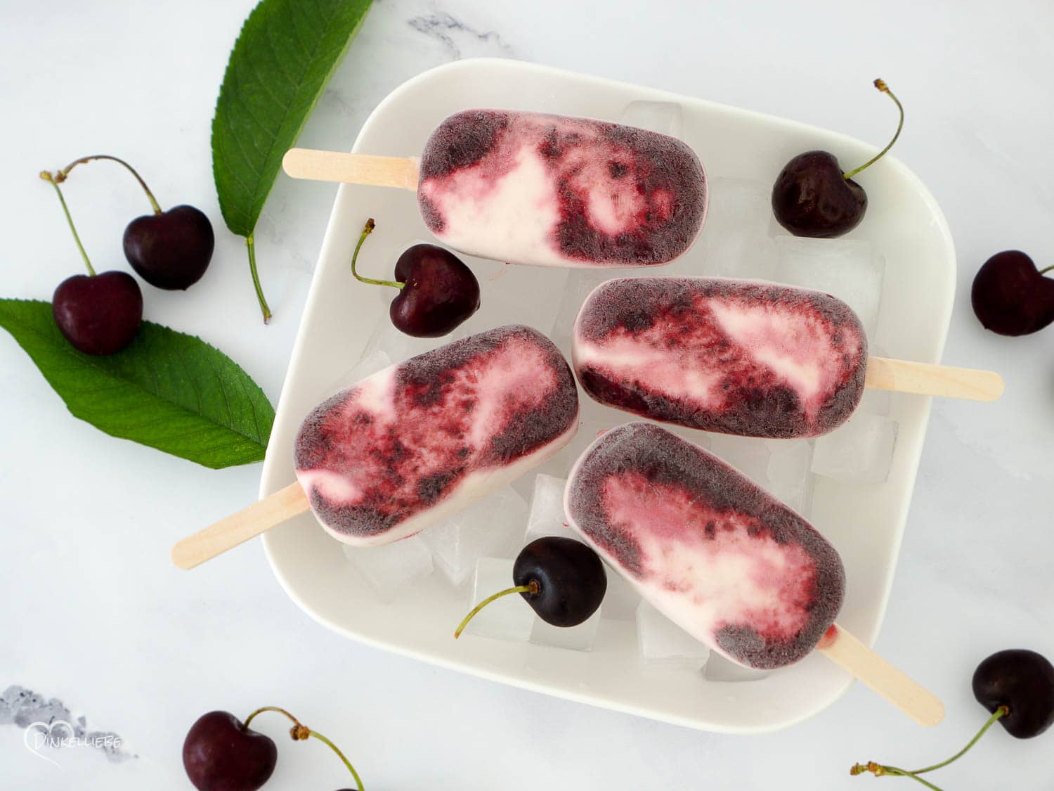 Joghurt Popsicles mit Fruchtswirl
