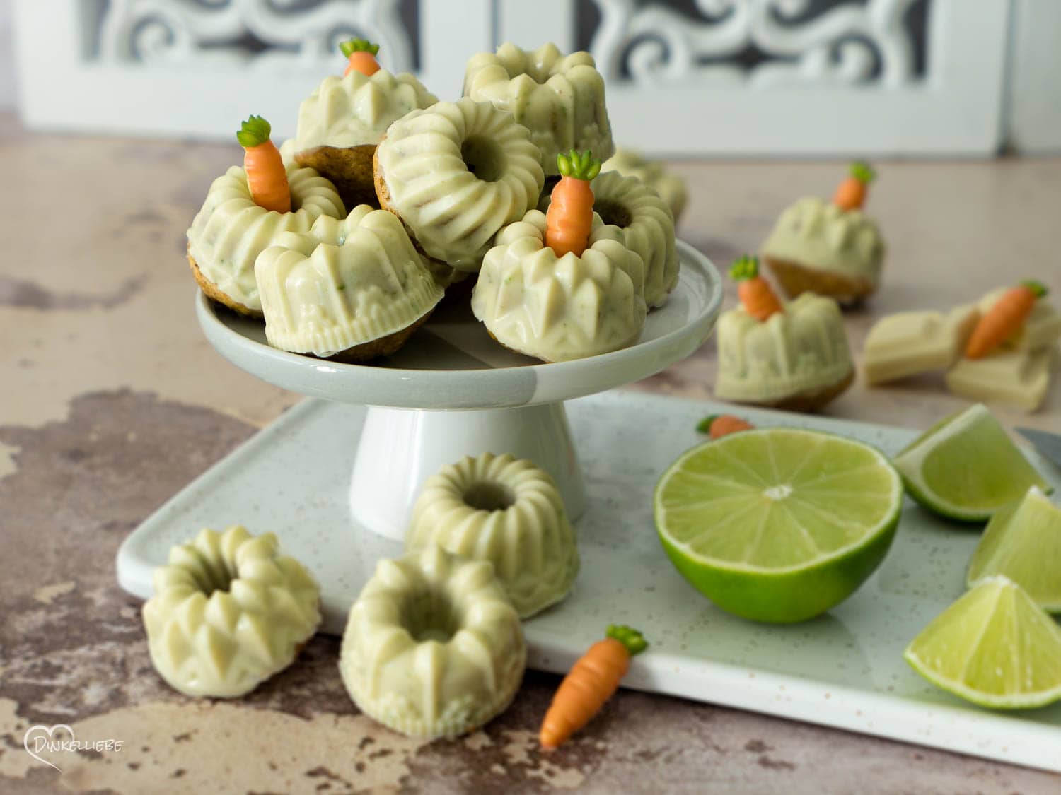 Karotten-Minigugelchen mit weißer Limetten-Schokoladenglasur