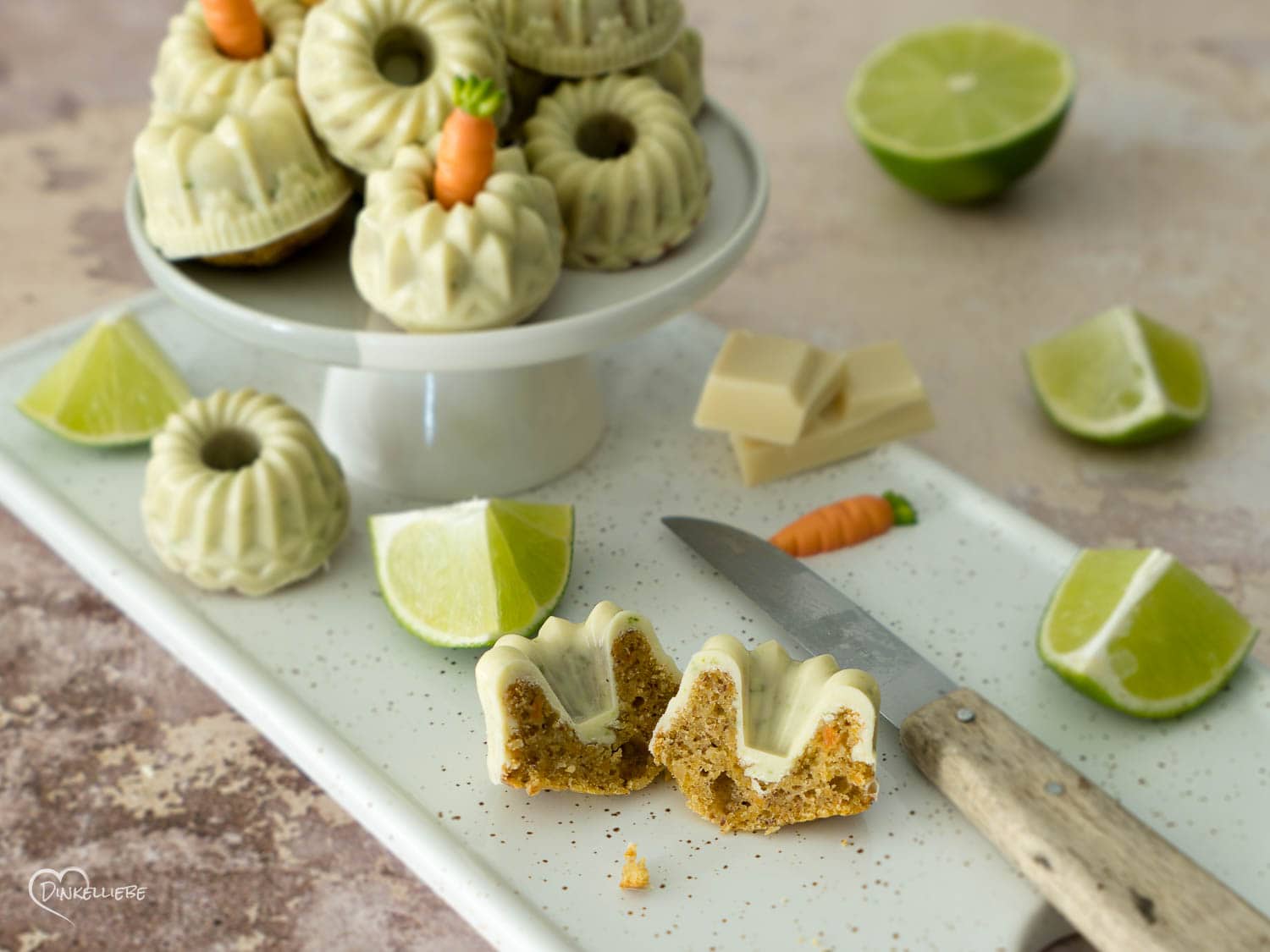 Karotten-Minigugelchen mit weißer Limetten-Schokoladenglasur