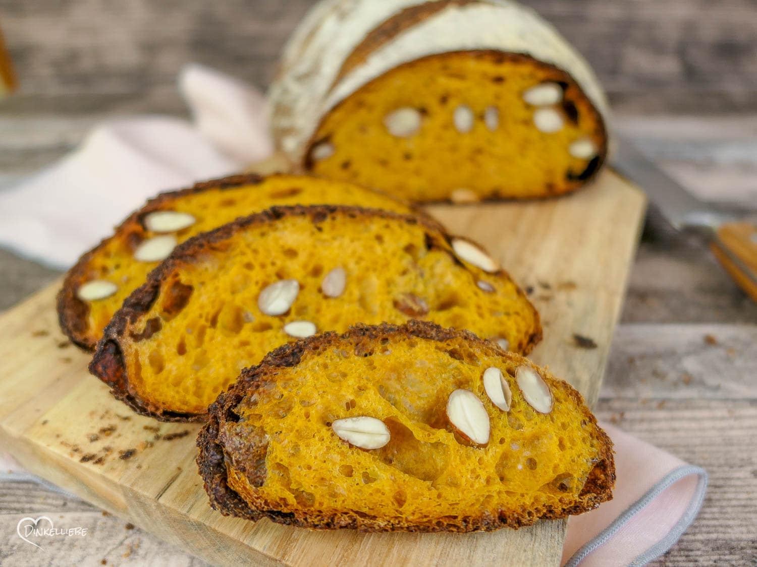 Karottenbrot mit gerösteten Mandeln - Dinkelliebe