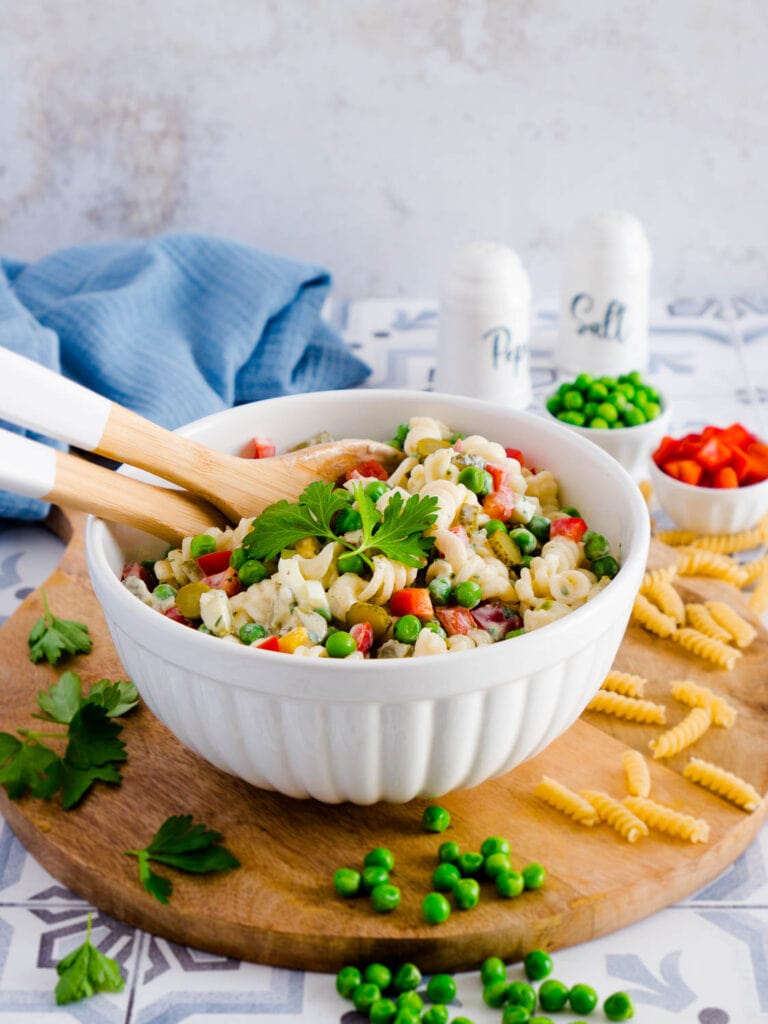 Einfaches Rezept für veganen Nudelsalat mit Mayo - Wie von Oma!